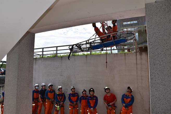 苗栗縣消防局教官正在教導外勤隊員垂降救護。（謝明俊攝）