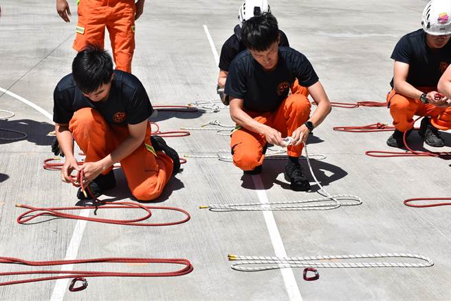繩結是每位外勤消防隊員所必修的救災救護技能。（謝明俊攝）