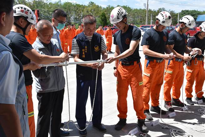 苗栗縣長徐耀昌學打繩結。（謝明俊攝）