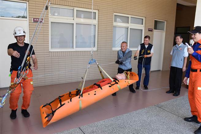 苗栗縣長徐耀昌及議長鍾東錦體驗用省力滑輪組拖吊待救假人。（謝明俊攝）