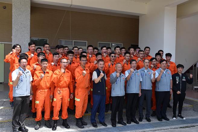 苗栗縣長徐耀昌勉勵消防局新血們全力衛護縣民生命財產安全。（謝明俊攝）