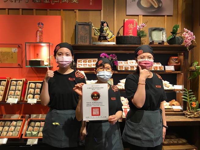 中市全國首創無瘦肉精金標章，台中百家業者通過認證，其中百年餅店「陳允保泉」也獲金標章認證。（台中市食安處提供／馮惠宜台中傳真）
