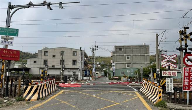 前年因乌日成功站附近的平交道栅栏故障升起，有位凤凰志工开车差一点被撞飞。（市议员吴琼华提供）