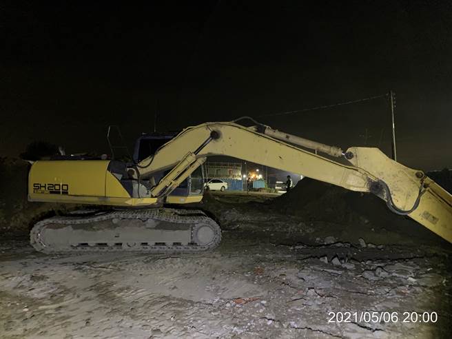 嘉義縣布袋鎮一處農地被不肖人士偷埋事業廢棄物，6日環保局人員會同布袋分局員警到場，發現一輛怪手正在掩埋營建廢棄物。（讀者提供∕呂妍庭攝）