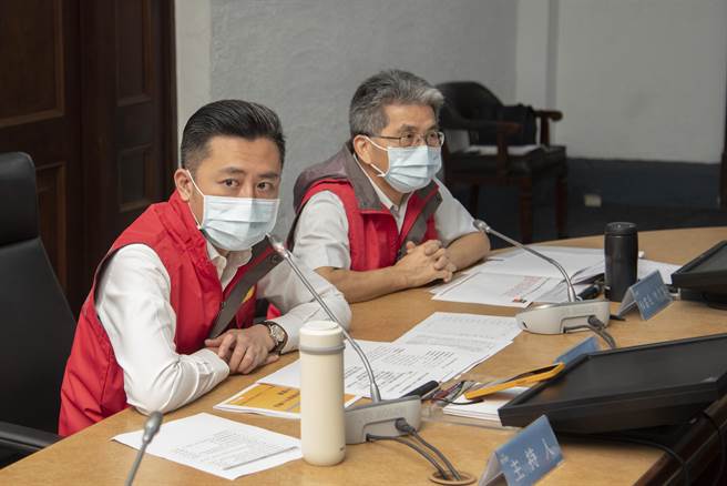 新竹市长林智坚（左）今天举行抗旱会议，竹市除了要增加取水水井也要增加水资源中心的储水槽。（新竹市政府提供／陈育贤新竹传真）