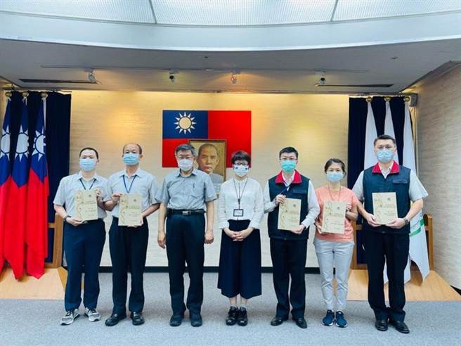 臺北市长柯文哲在市政会议上，颁发採购庇护工厂产品的奖座，给绩优的局处，予以表扬。（图／劳动局提供）