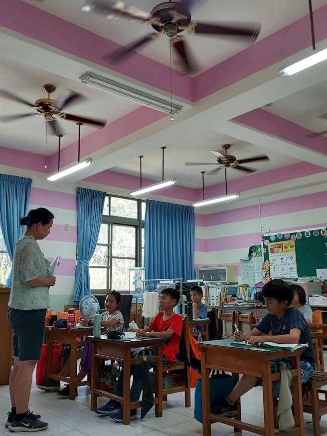 台南南化区飙出全国最高温，北寮国小学童吹电扇喝水降温。（北寮国小提供／刘秀芬台南传真）