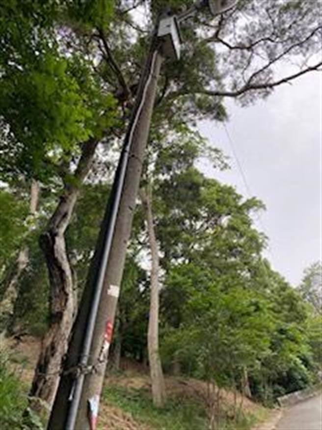 苗栗市郊南勢里偏僻道路路燈電纜日前遭竊，造成現場路停擺不亮。（苗栗警分局提供／謝明俊苗栗傳真）