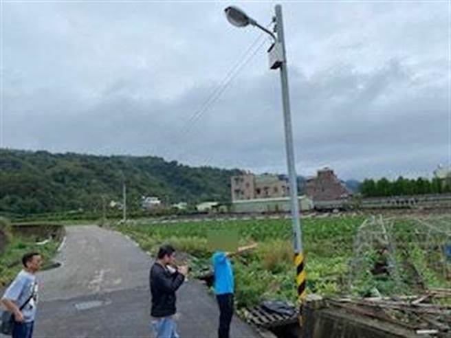 苗栗警分局逮獲吳姓竊嫌涉嫌剪斷竊走偏僻道路路燈電纜。（苗栗警分局提供／謝明俊苗栗傳真）