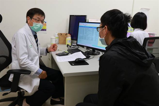 亞洲大學附屬醫院兒科部顧問醫師彭慶添（左起）向患者解釋其病情與治療方式。（林欣儀攝）