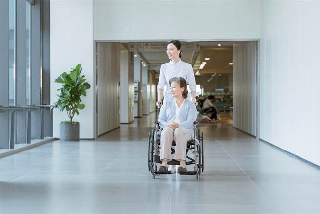 长照中心住民更须家属陪伴。(示意图／包图网)