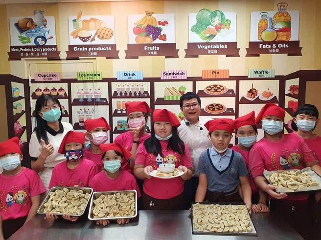 桃园大溪瑞祥国小学童做苦茶油料理将办成果展。(吕筱蝉摄)