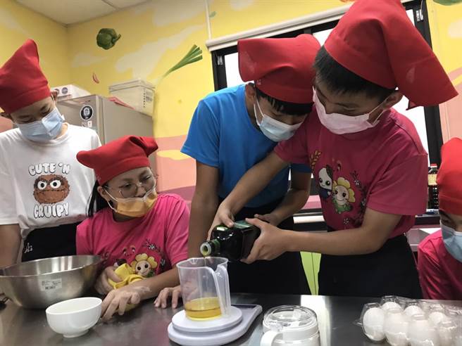 桃园大溪瑞祥国小学童做苦茶油料理将办成果展。(吕筱蝉摄)