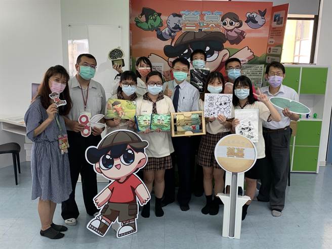 觀音高中三年級同學製作專題《暮墓》，奪得今年全國專題競賽藝術群冠軍。（姜霏攝）