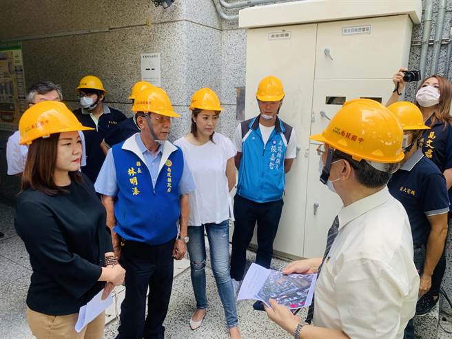 南投县长林明溱（左二），视察学校装冷气进度。（廖志晃摄）