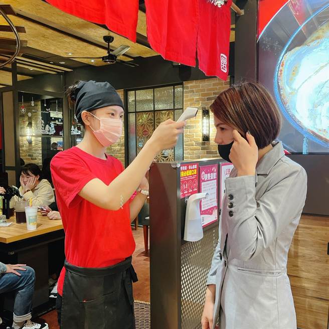 Global Mall主題餐廳採實聯制、量測體溫。（Global Mall提供）