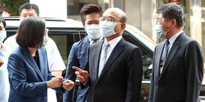 行政院长苏贞昌(中)7日与蔡英文总统（左）、卫福部长陈时中（右）一起参访国家妇女馆。（图/本报资料照，邓博仁摄）
