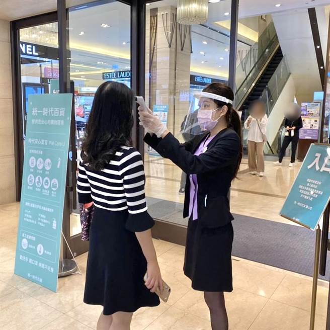 因今（11日）疫情升级的缘故，北市即日起至6月8日的室内100人、室外500人以上活动，将因应疫情而停办，统一时代百货台北店就宣布，原于本周末15日至16日举行的 4foodie Chill嗨嗨美食派对活动暂停。（百货提供）