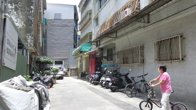 彰化市三民路所在萬安里、民生里位處自來水管線末端，分區限水措施上路來，實際上都是供四停三。393巷內住戶上周至今更是只有上周五一天正常供水，讓居民叫苦連天。（謝瓊雲攝）