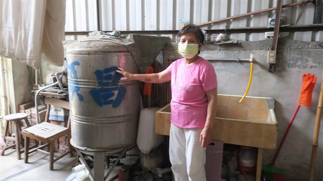鄭姓婦人抱怨，上周二至今只有周五一天正常供水，水塔還沒抽滿又減壓隨即停水了，雖然也想共體時艱，但真不知道還要忍耐到何時？（謝瓊雲攝）