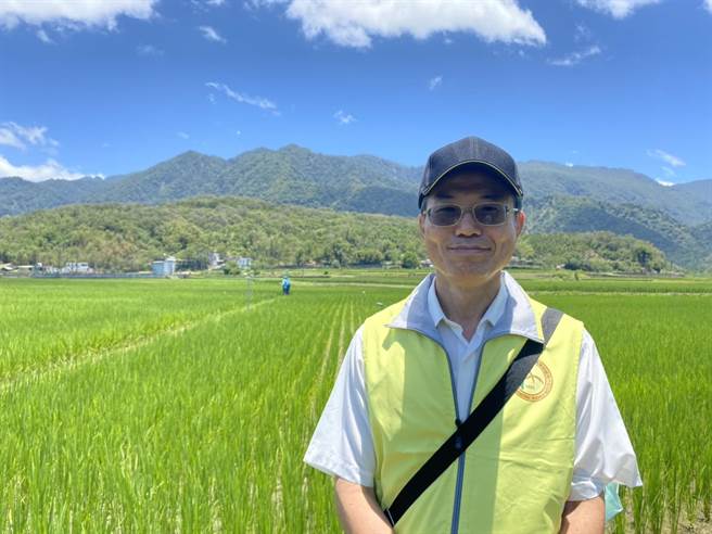 农试所副所长蔡致荣也前往农友稻田查看系统状况。（罗亦晽摄）