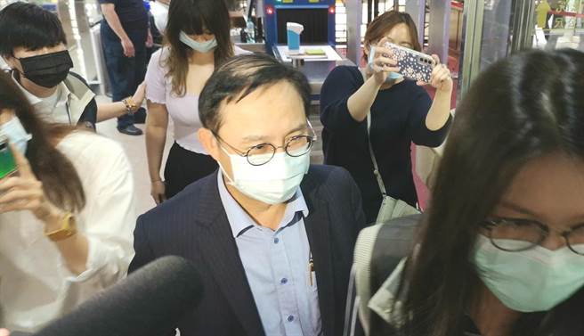 永大機電前董事長許作名涉內線交易遭約談，移送北檢時媒體詢問題否犯罪，許未出聲回應，只有搖頭否認。（黃捷攝）