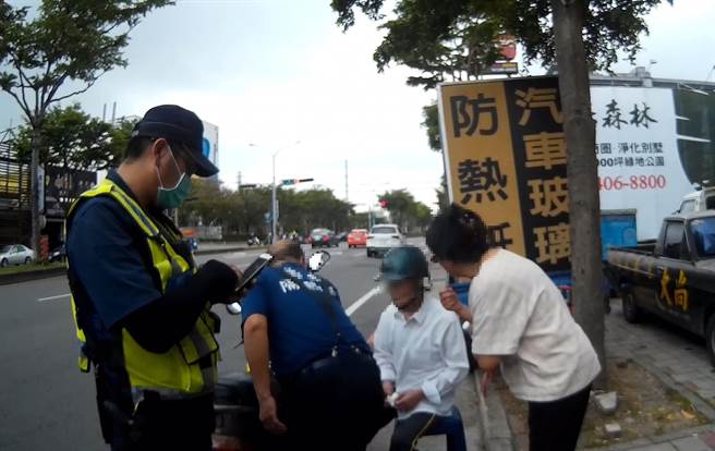 90岁的赖翁骑机车外出购物，却迷路了，幸细心民眾发现报警，再由员警协助送回家，连机车也有员警帮忙骑会去，呼吁家人须多加注意家中老人的动态。（雾峰分局提供／黄国峰台中传真）