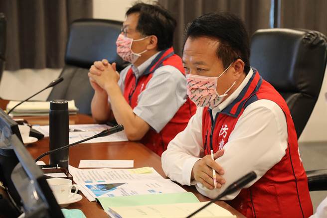 嘉義縣防疫全面升級，縣長翁章梁11日下午緊急召開跨局處防疫會議，擬訂多項防疫措施。（嘉義縣政府提供∕呂妍庭嘉義傳真）