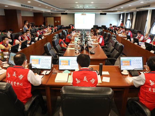 嘉義縣防疫全面升級，縣長翁章梁11日下午緊急召開跨局處防疫會議，擬訂多項防疫措施。（嘉義縣政府提供∕呂妍庭嘉義傳真）