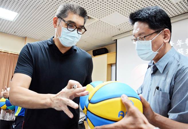 连胜文（左）对于党魁选举议题显得低调，强调领表登记前才会表态。（林和生摄）