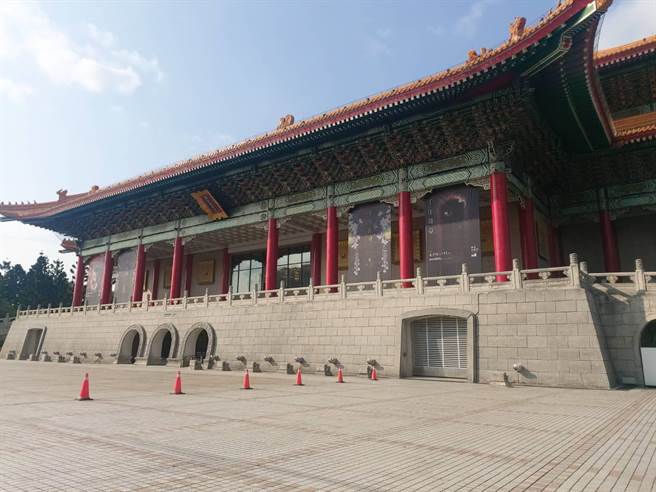 疫情警戒至第二級，國表藝中心全力協助表演藝術團體處理節目異動相關事宜。圖為國家兩廳院外觀。（資料照片，李欣恬攝）