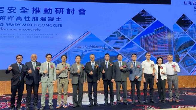 高雄市不动产开发商业同业公会、高雄市大高雄不动产开发商业同业公会、高雄市不动产代销经纪商业同业公会、社团法人高雄市建筑经营协会11日共同举办「住宅安全推动研讨会」。（柯宗纬摄）