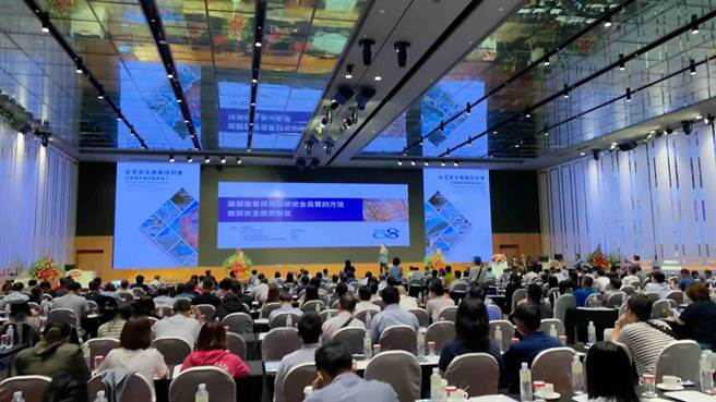 高雄市不动产开发商业同业公会、高雄市大高雄不动产开发商业同业公会、高雄市不动产代销经纪商业同业公会、社团法人高雄市建筑经营协会11日共同举办「住宅安全推动研讨会」。（柯宗纬摄）