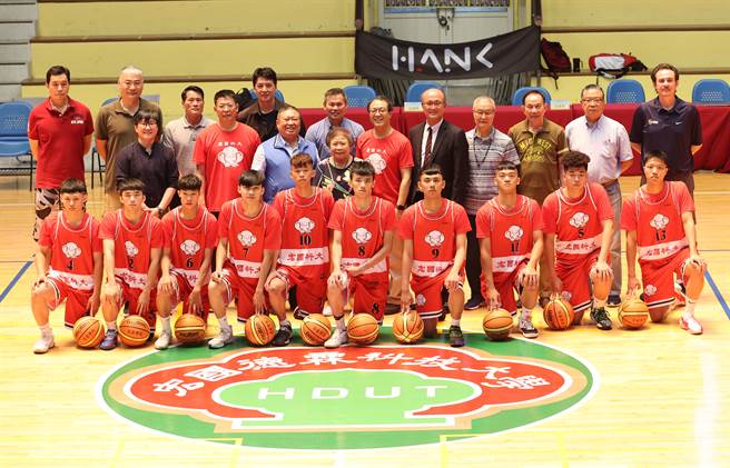中华奥会主席林鸿道昔日带领宏国象在CBA打出好成绩，如今又在宏国科大成立篮球队，期盼能重现宏国象风光。(宏国科大提供)