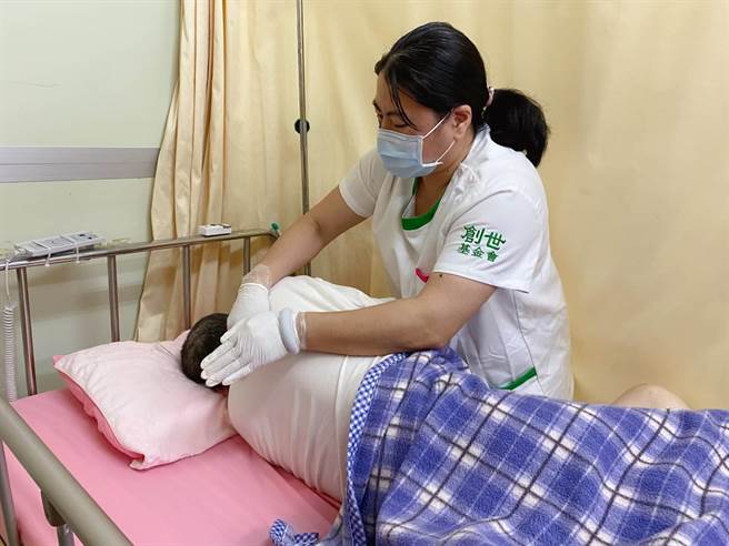 創世基隆安養院護理長李淑婷負有使命感，就算懷有身孕，挺著大肚也要到植物人家中服務泡澡。（翻攝照片／陳彩玲基隆傳真）