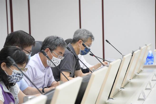 衛生局長葉彥伯在會中說明防疫措施。（彰化縣政府提供／謝瓊雲彰化傳真）