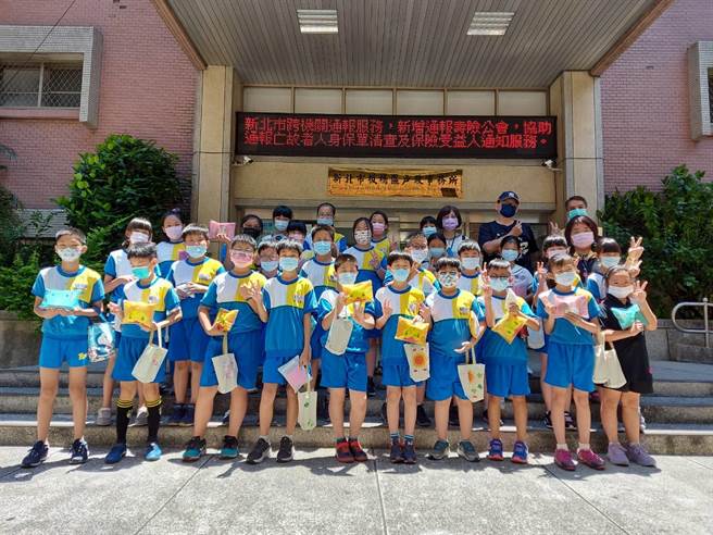 板桥国小学生今到板桥户政事务所校外教学，体验户政人员的一天。（板桥户政事务所提供）