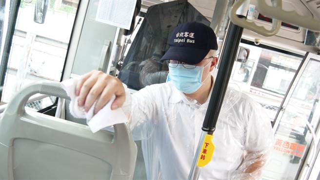 防疫二级警戒 新北公车加密每班次清消。（新北市交通局提供／叶德正新北传真）