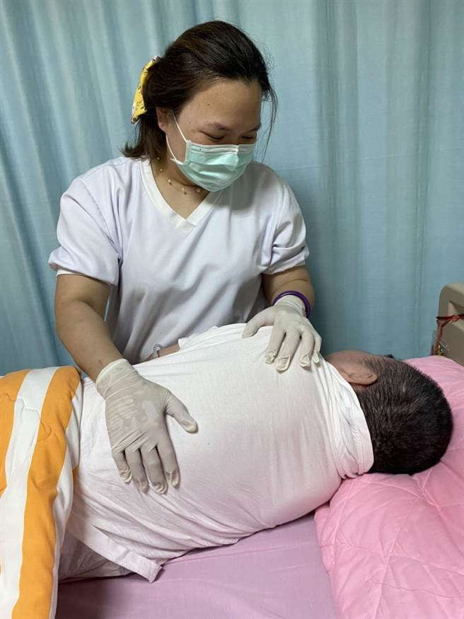 护理师王惠玫在创世已服务超过12年。（创世基金会板桥院提供）