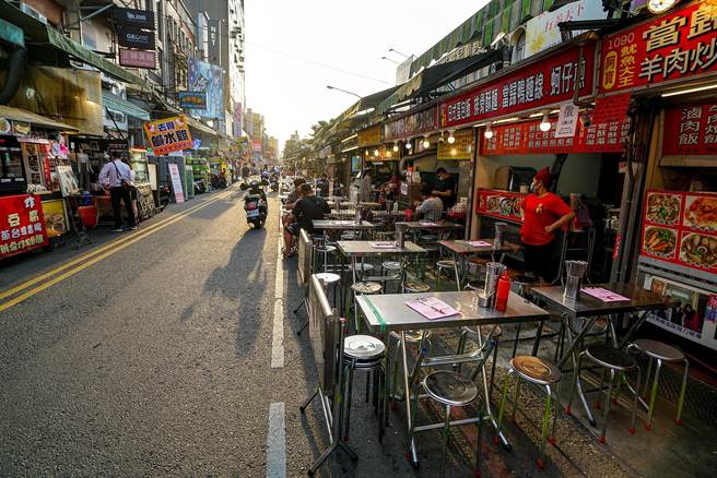 羅東夜市受到疫情衝擊，讓業者忍不住嘆說「人少到手指頭數得出來。」（李忠一攝）