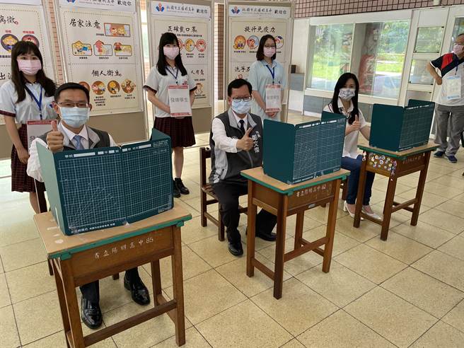 桃园贴心採购TPE材质「防疫用餐隔板」，每位考生一人一片在中午用餐时间使用。(蔡依珍摄)