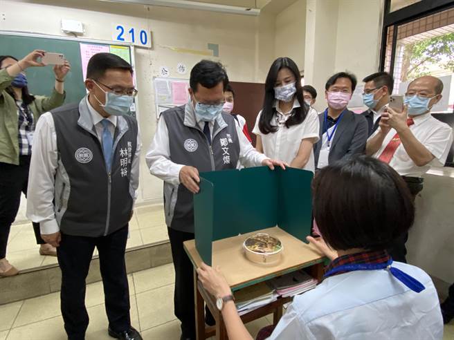 郑文灿也仔细查看「防疫用餐隔板」。(蔡依珍摄)