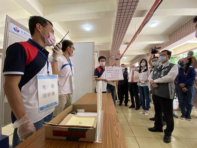 今也模拟考生出现发烧情形的专门动线入考场和卷务弥封演练。(蔡依珍摄)