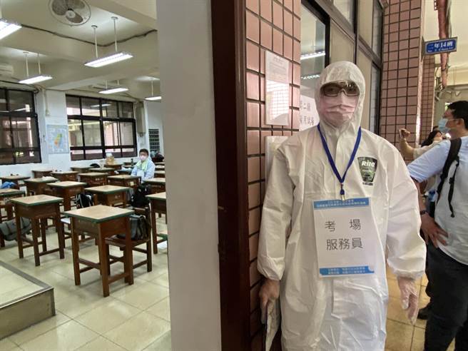 今也模拟考生出现发烧情形的专门动线入考场和卷务弥封演练。(蔡依珍摄)