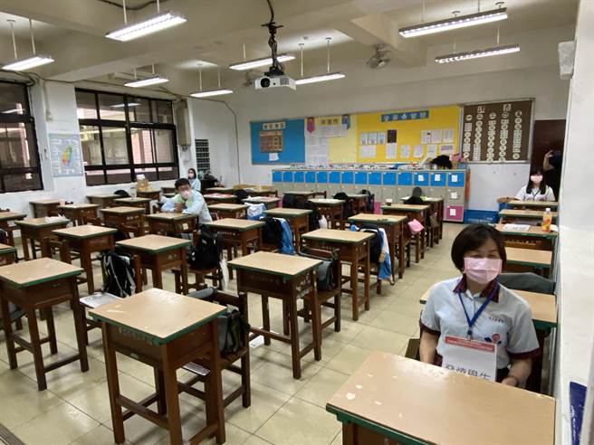 今也模拟考生出现发烧情形的专门动线入考场和卷务弥封演练。(蔡依珍摄)