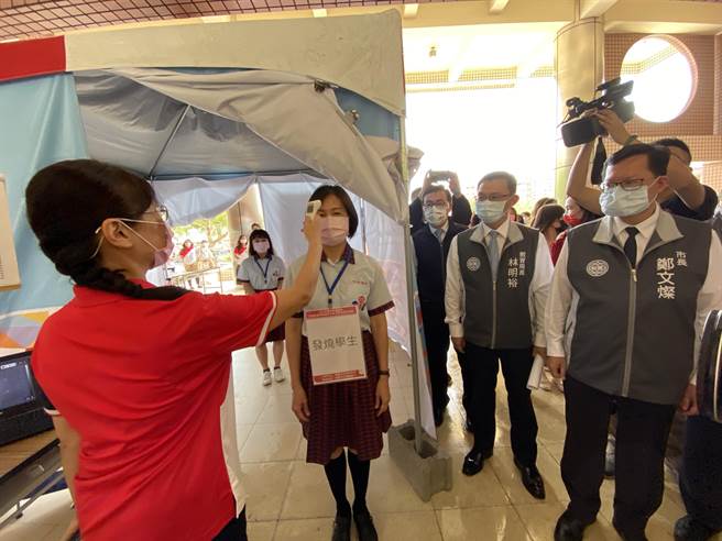 今也模拟考生出现发烧情形的专门动线入考场和卷务弥封演练。(蔡依珍摄)