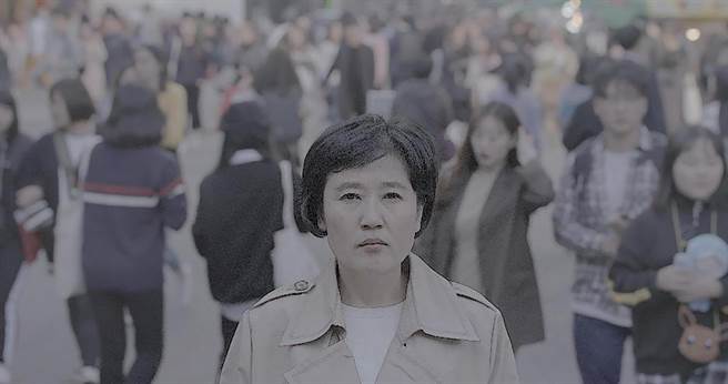 国际常用「脱北者」称呼离开家乡的北韩人。但因一连串意外来到南韩的北韩妇人金莲希，7年间却积极研究各种方法试图离开南韩，这趟艰辛的归北之路，也被导演李承俊拍摄为纪录片《我来自北韩  我想回平壤》。（希望行销提供）