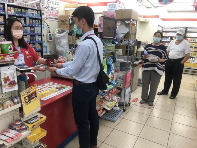 疫情升溫，超商業者緊繃。(圖/中時)