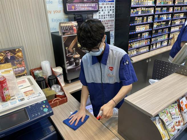 萊爾富於每日上午1點、6點、10點，和下午2點、5點、8點，執行每班2次清潔維護。（萊爾富提供）