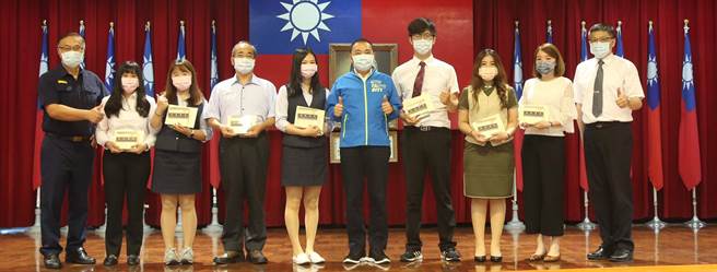 新北市長侯友宜今（11日）親自來到新北市政府警察局針對遏止詐騙、協助破案有功的金融機構行員、超商店員、里長、義警等38人親自頒發獎牌、禮券與感謝信。（新北市刑大提供）